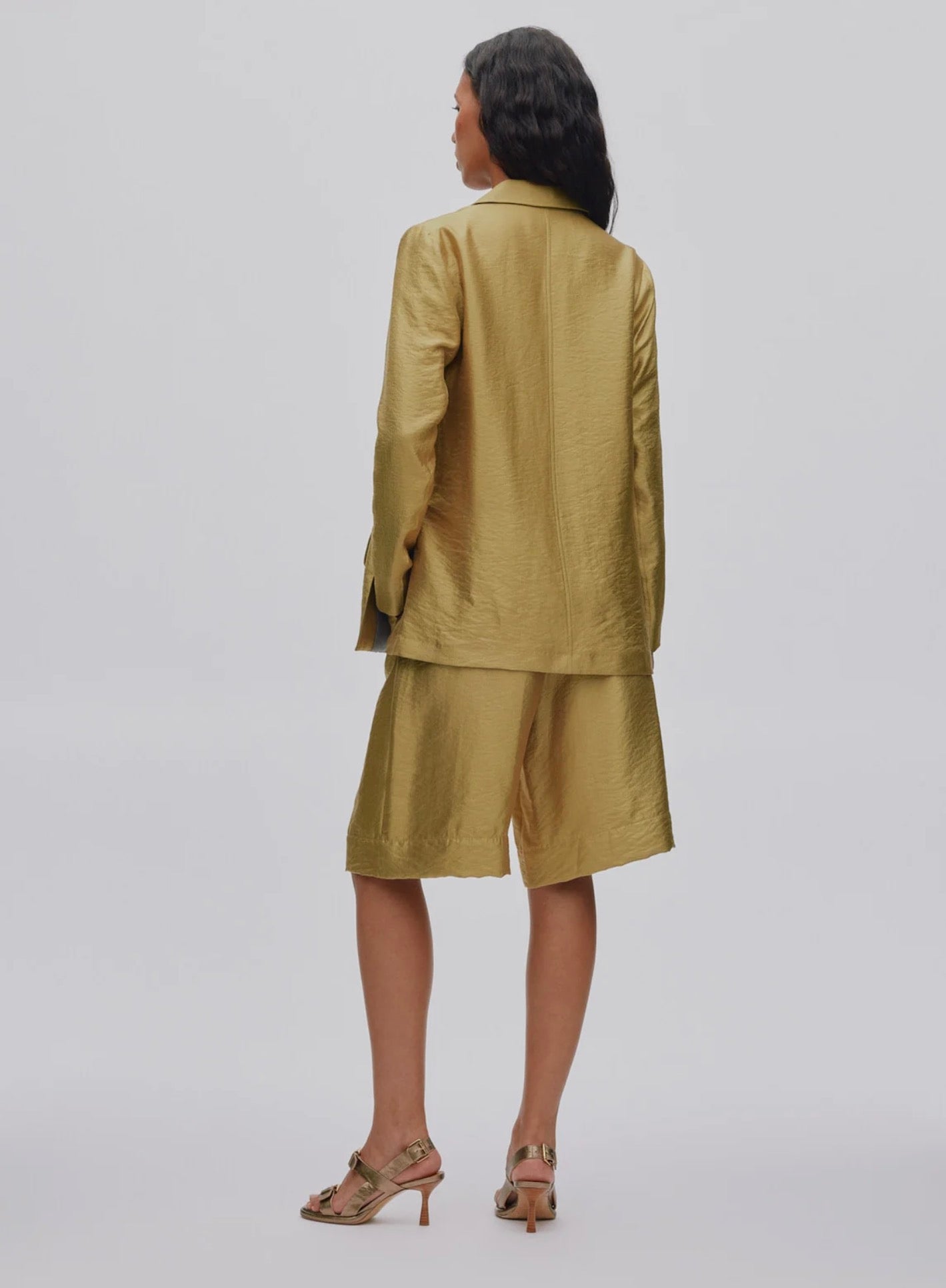 ALONA
Woven gold jacket