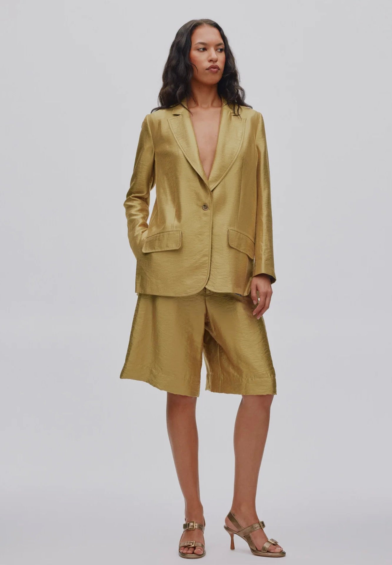 ALONA
Woven gold jacket